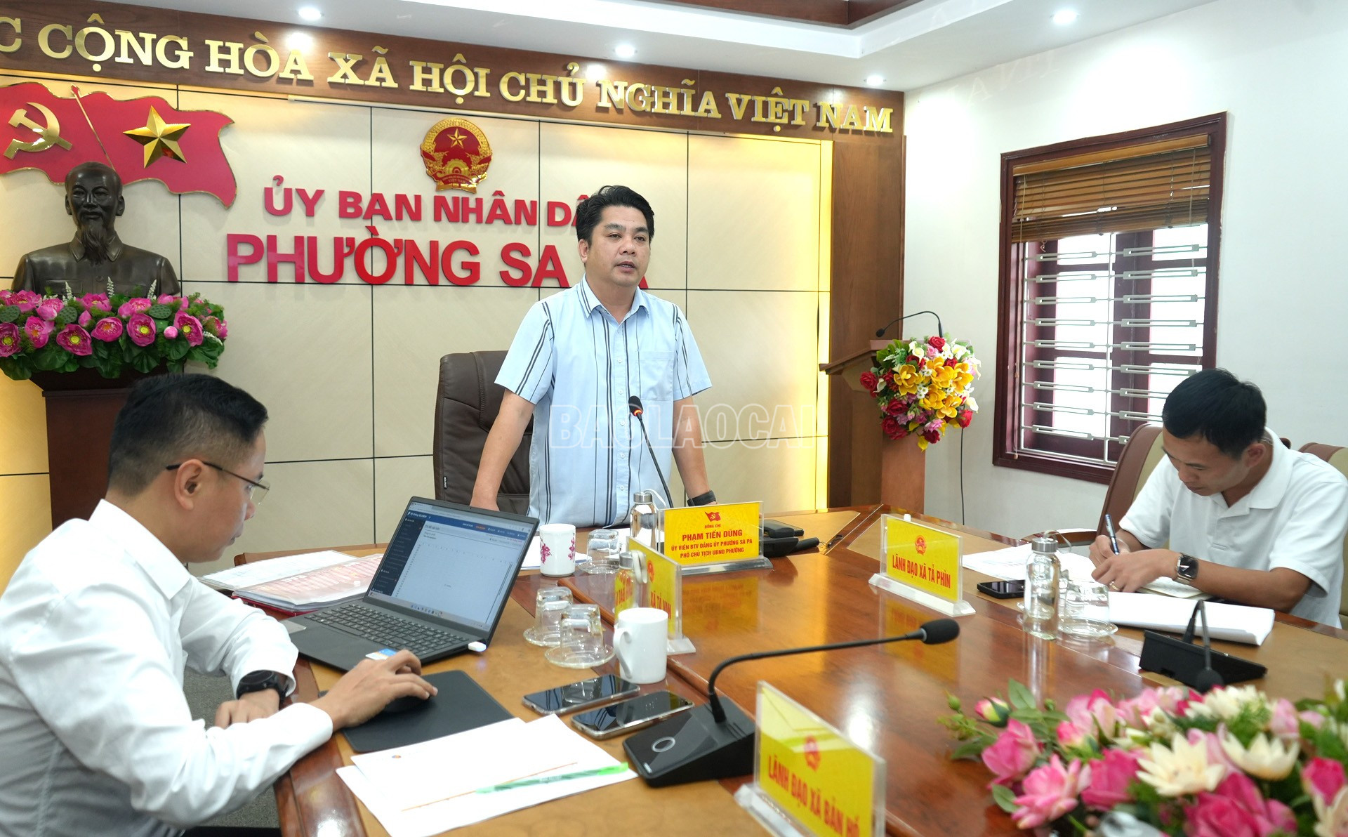 Đồng chí Phạm Tiến Dũng - Phó Chủ tịch UBND phường Sa Pa chủ trì và phát biểu tại cuộc họp. baolaocai-c_666jpg.jpg