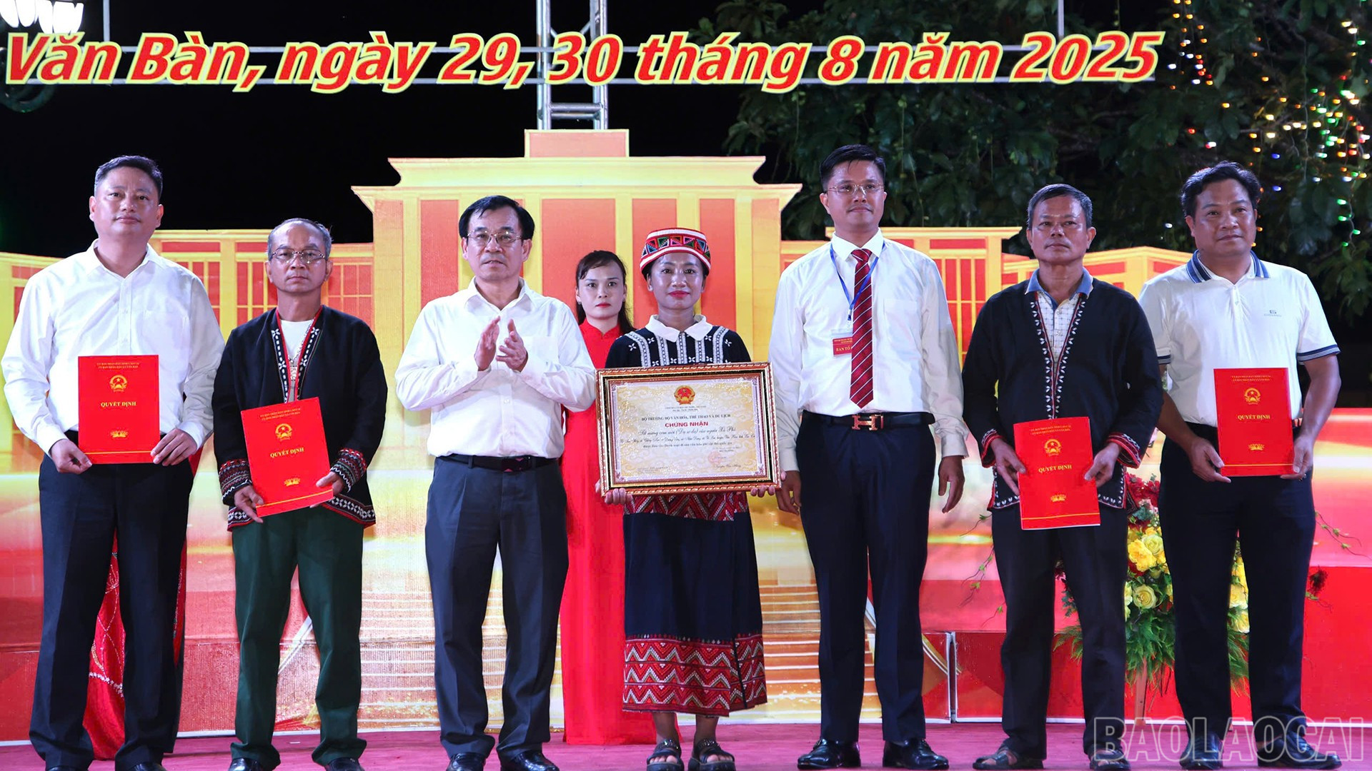 Lễ trao giấy chứng nhận Di sản văn hóa phi vật thể cấp Quốc gia đã được tổ chức long trọng. baolaocai-br_30-8-vanban4.jpg