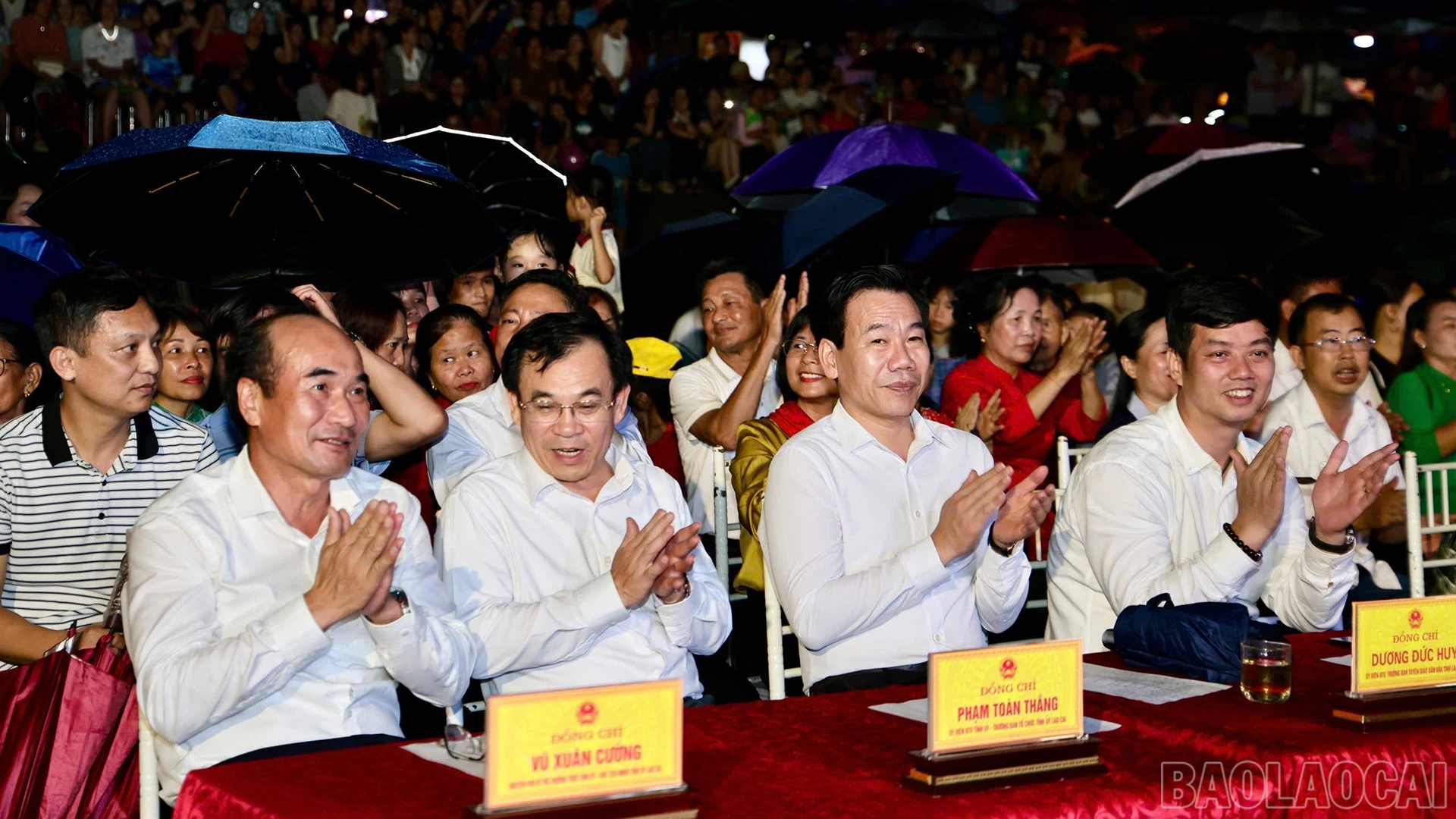 Các đồng chí lãnh đạo dự buổi lễ.