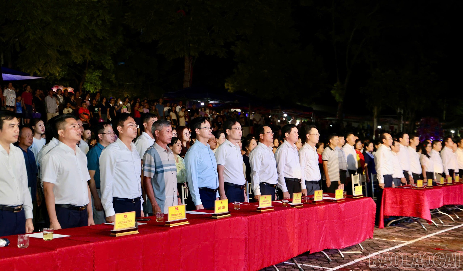 Các đại biểu thực hiện nghi thức chào cờ trong buổi lễ. baolaocai-br_30-8-vanban1.jpg