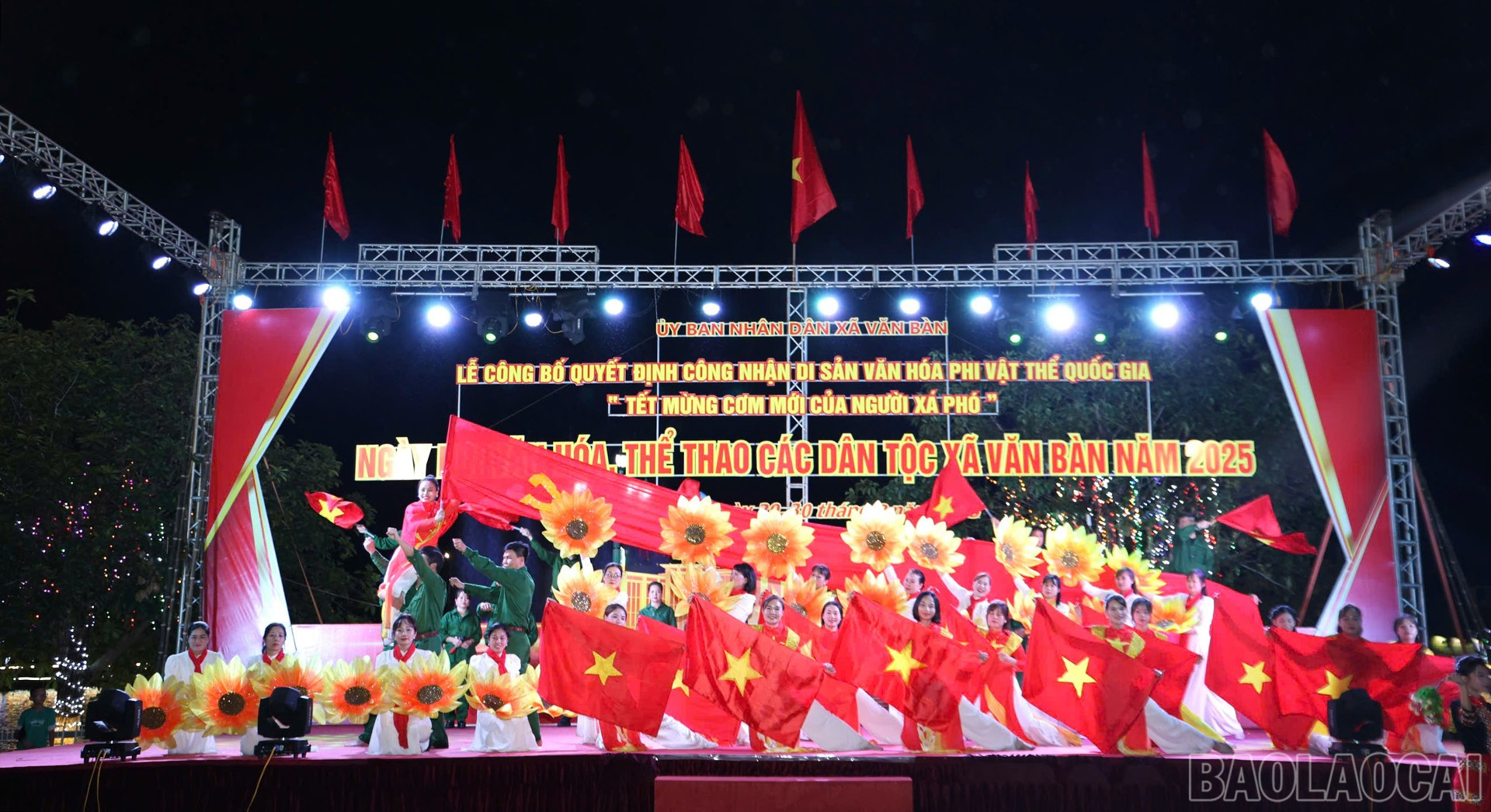 Tiết mục văn nghệ chào mừng trong buổi lễ. baolaocai-br_30-8-vanban15.jpg
