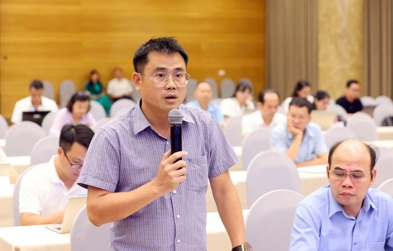 Các phóng viên đặt câu hỏi tại cuộc họp báo