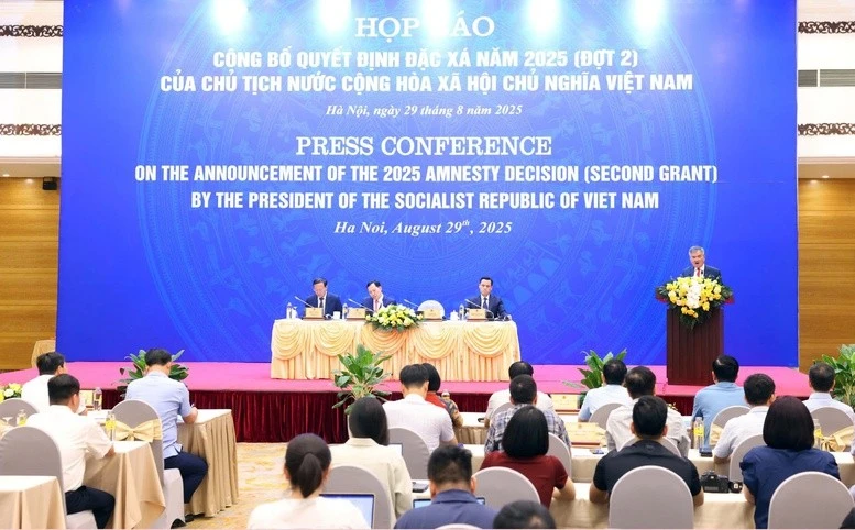 Phó Chủ nhiệm Văn phòng Chủ tịch nước Cấn Đình Tài phát biểu