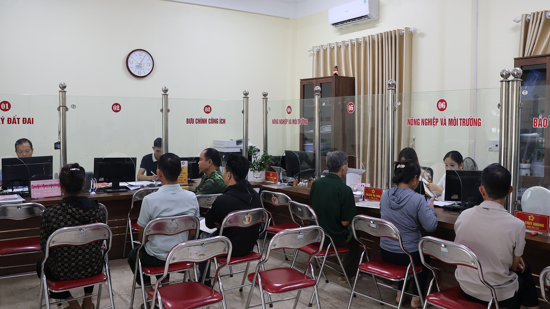 Người dân đến thực hiện các thủ tục hành chính tại Trung tâm phục vụ hành chính công xã Lục Yên. 11-nguoi-dan1.jpg