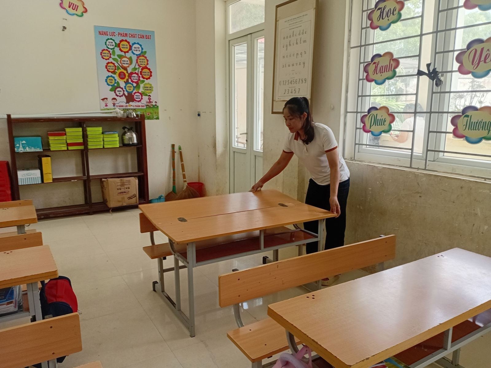 Giáo viên một trường học tại tỉnh Thanh Hóa đang dọn dẹp vệ sinh chuẩn bị năm học mới. Ảnh minh họa. Giáo viên một trường học tại tỉnh Thanh Hóa đang dọn dẹp vệ sinh chuẩn bị năm học mới. Ảnh minh họa.