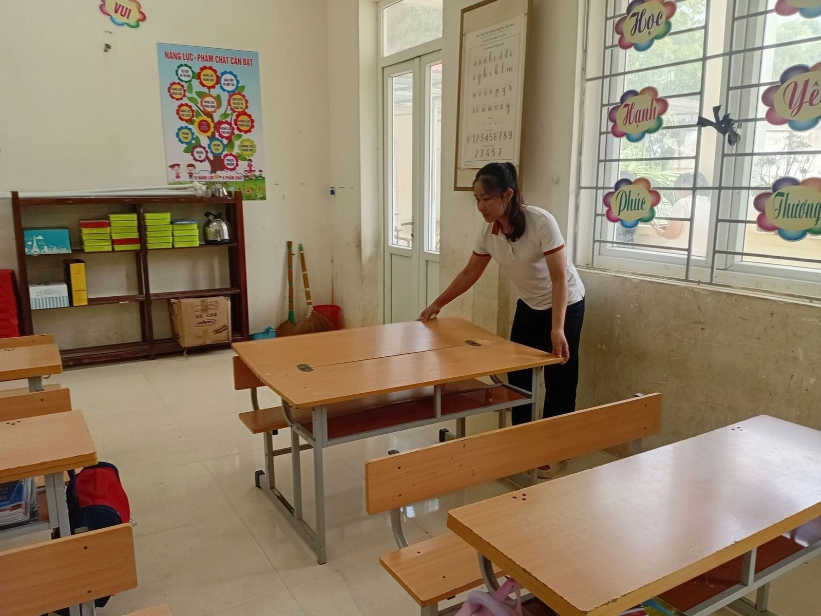 Giáo viên một trường học tại tỉnh Thanh Hóa đang dọn dẹp vệ sinh chuẩn bị năm học mới. Ảnh minh họa.