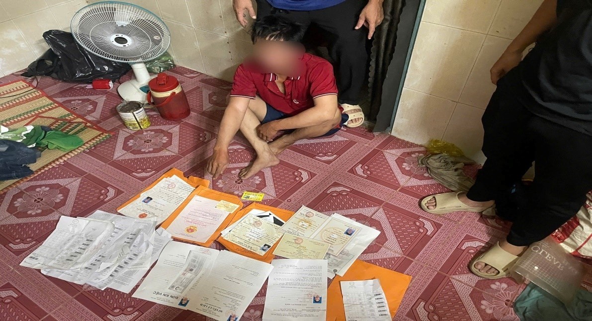 Đối tượng H và số lượng giấy tờ giả chưa kịp giao đến người mua. Ảnh Công an cung cấp Đối tượng H và số lượng giấy tờ giả chưa kịp giao đến người mua. Ảnh Công an cung cấp