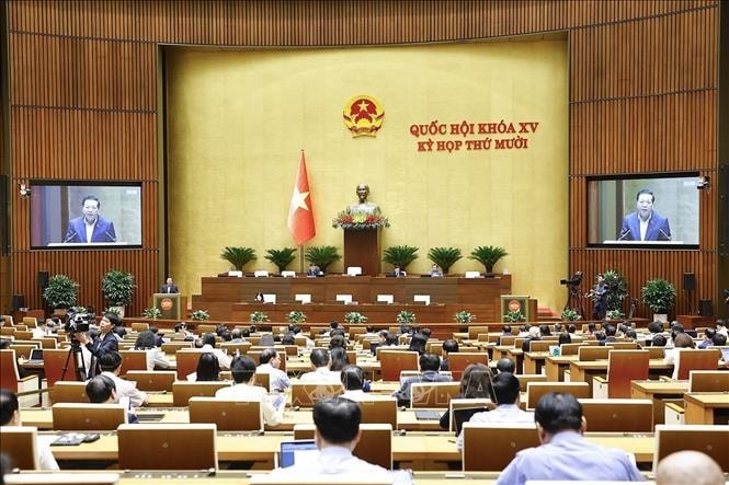 Bộ trưởng Bộ Xây dựng Trần Hồng Minh trình bày Tờ trình về chủ trương đầu tư xây dựng Cảng Hàng không quốc tế Gia Bình, sáng 14/11/2025.