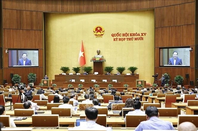 Bộ trưởng Bộ Xây dựng Trần Hồng Minh trình bày Tờ trình về chủ trương đầu tư xây dựng Cảng Hàng không quốc tế Gia Bình, sáng 14/11/2025.