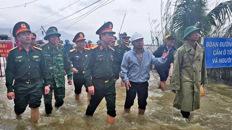 Đại tướng Phan Văn Giang đi kiểm tra thực tế tình hình mưa lũ.