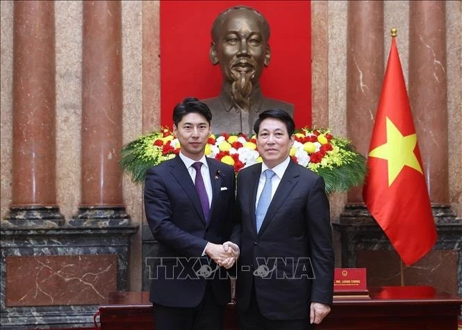 Chủ tịch nước Lương Cường với Trưởng ban Thanh niên Đảng Dân chủ tự do Nhật Bản (LDP) Nakasone Yasutaka.