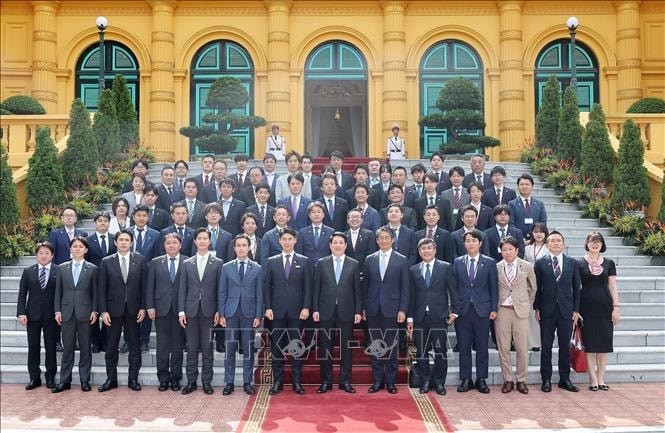 Chủ tịch nước Lương Cường với Đoàn Ban Thanh niên Đảng Dân chủ tự do Nhật Bản (LDP) và các nghị sĩ trẻ Nhật Bản. Chủ tịch nước Lương Cường với Đoàn Ban Thanh niên Đảng Dân chủ tự do Nhật Bản (LDP) và các nghị sĩ trẻ Nhật Bản.
