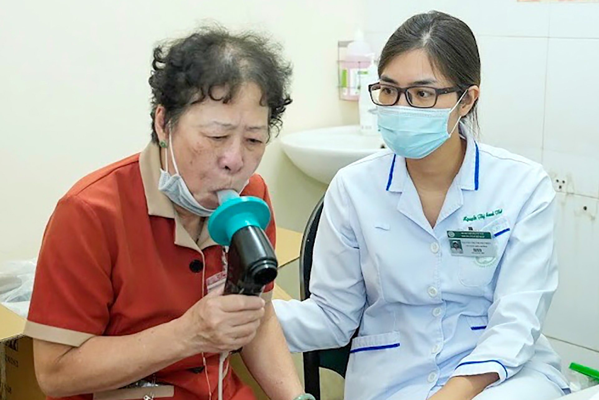 Tầm soát bệnh phổi tắc nghẽn mạn tính cho người dân tại Bệnh viện Bạch Mai.