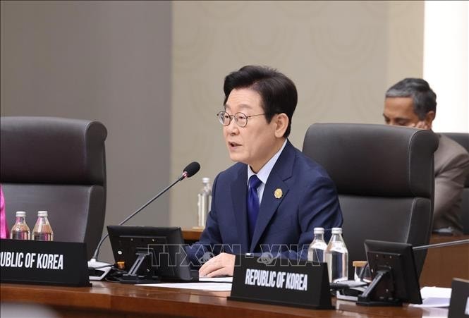 Tổng thống Hàn Quốc Lee Jae Myung phát biểu khai mạc Hội nghị Cấp cao Diễn đàn Hợp tác kinh tế châu Á - Thái Bình Dương (APEC) lần thứ 32. Tổng thống Hàn Quốc Lee Jae Myung phát biểu khai mạc Hội nghị Cấp cao Diễn đàn Hợp tác kinh tế châu Á - Thái Bình Dương (APEC) lần thứ 32.