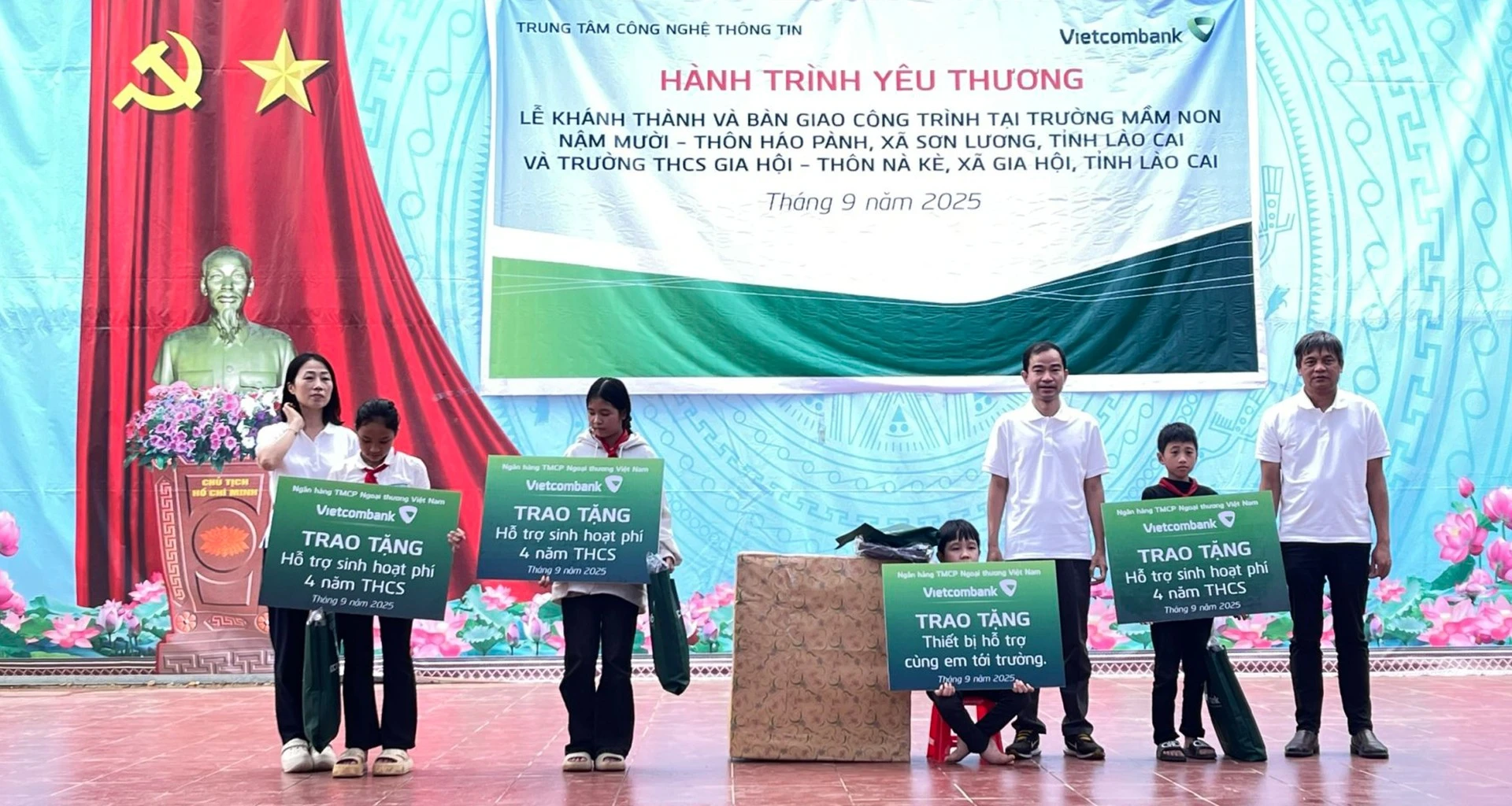 Ngân hàng Vietcombank trao quà hỗ trợ cho các em học sinh Trường Trung học cơ sở Gia Hội.