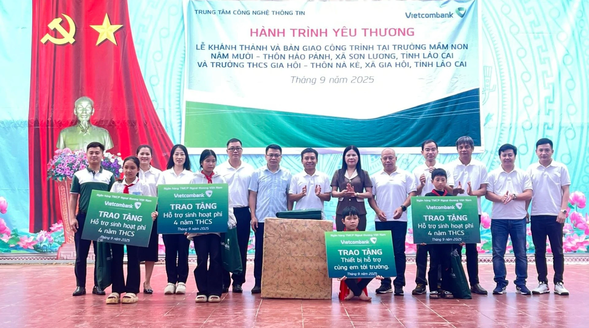 Lãnh đạo Ủy ban Mặt trận Tổ quốc tỉnh và Ngân hàng Vietcombank trao quà hỗ trợ cho các em học sinh.