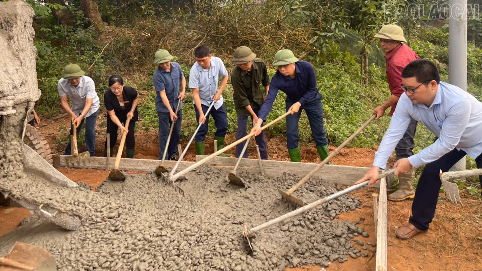 Các đồng chí lãnh đạo xã Yên Bình và người dân tham gia làm đường giao thông.
