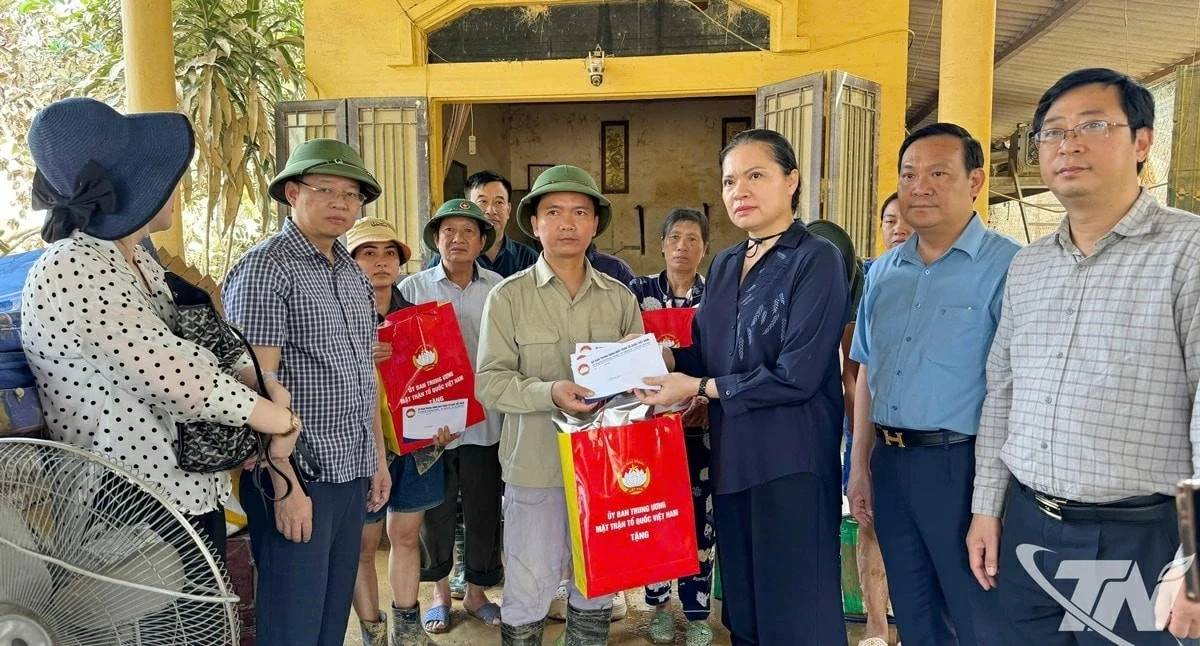 Đoàn công tác của Ủy ban Trung ương Mặt trận Tổ quốc Việt Nam thăm, tặng quà động viên các gia đình bị thiệt hại do mưa lũ lớn tại tỉnh Thái Nguyên.