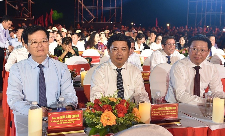 Phó Thủ tướng Mai Văn Chính tham dự Chương trình nghệ thuật đặc biệt chủ đề "Bản hùng ca bất diệt". Phó Thủ tướng Mai Văn Chính tham dự Chương trình nghệ thuật đặc biệt chủ đề "Bản hùng ca bất diệt".