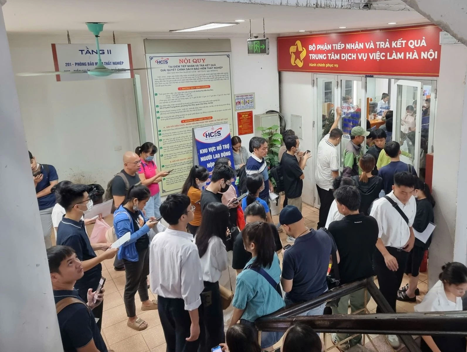 Người dân xếp hàng làm thủ tục bảo hiểm thất nghiệp tại Hà Nội.