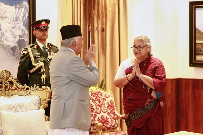 Bà Sushila Karki (phải) chào Tổng thống Poudel sau lễ tuyên thệ tại Kathmandu ngày 12/9. Bà Sushila Karki (phải) chào Tổng thống Poudel sau lễ tuyên thệ tại Kathmandu ngày 12/9.