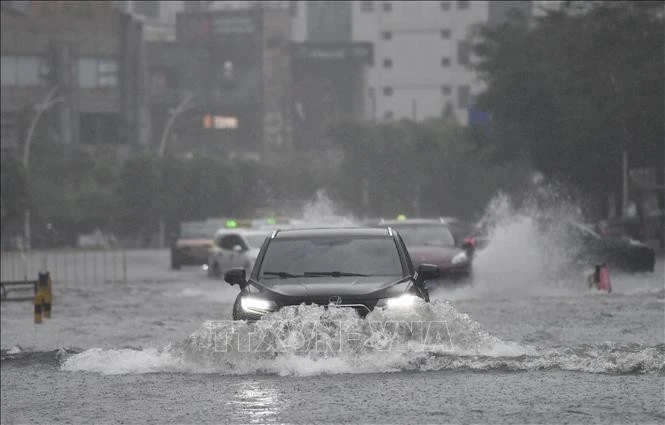 Khu vực bị ngập lụt sau những trận mưa lớn do ảnh hưởng của bão Wipha tại Hải Nam, Trung Quốc. Ảnh: THX/TTXVN