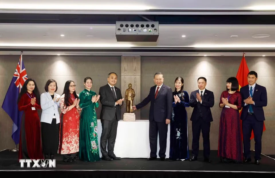 Tổng Bí thư, Chủ tịch nước Tô Lâm tặng bức tượng Chủ tịch Hồ Chí Minh cho Đại sứ quán Việt Nam tại New Zealand. Ảnh: TTXVN