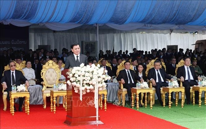 Tổng Bí thư, Chủ tịch nước Lào Thongloun Sisoulith đọc điếu văn tại Lễ truy điệu đồng chí Xaysomphone Phomvihane, Ủy viên Bộ Chính trị, Chủ tịch Quốc hội Lào. Ảnh: Phương Hoa/TTXVN