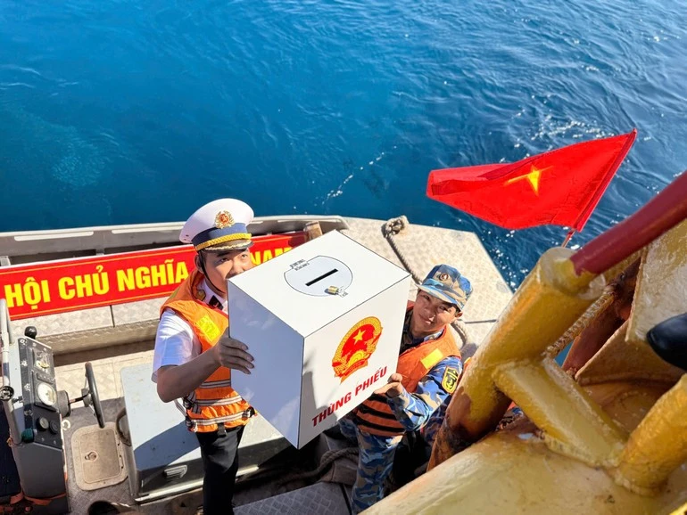 Thùng phiếu đã niêm phong được đưa lên nhà giàn DK1/9, bãi cạn Ba Kè, sẵn sàng cho công tác bầu cử sớm chiều 1/3.