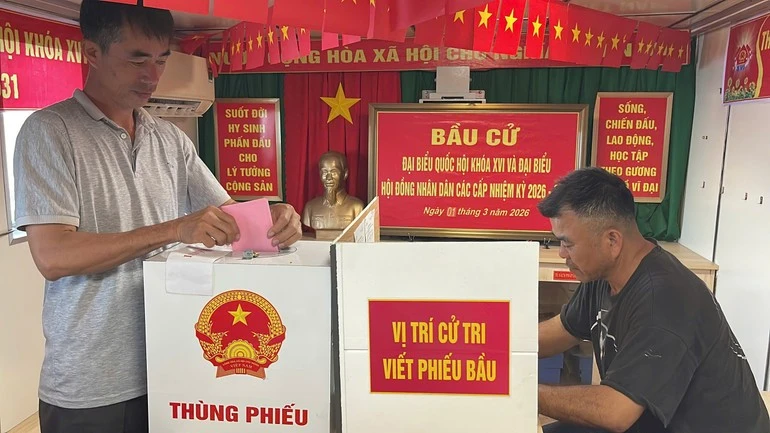 Những lá phiếu đầu tiên trong cuộc bầu cử sớm đại biểu Quốc hội khóa XVI và đại biểu Hội đồng nhân dân các cấp nhiệm kỳ 2026-2031 đã đến bãi cạn Ba Kè, nơi xa nhất thềm lục địa phía nam.