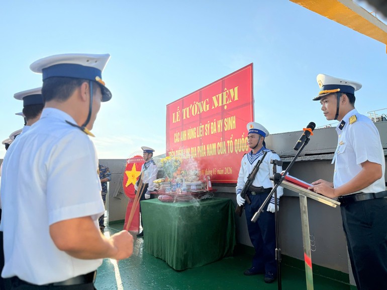 Các cử tri tàu Hải An 68 cùng cán bộ chiến sĩ tàu Trường Sa 04, cùng Tổ bầu cử dự lễ tưởng niệm các anh hùng liệt sĩ đã hy sinh trên thềm lục địa phía nam sáng 1/3/2026.