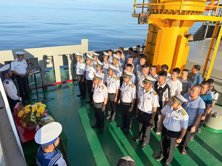 Các cử tri tàu Hải An 68 cùng cán bộ chiến sĩ tàu Trường Sa 04, cùng Tổ bầu cử dự lễ tưởng niệm các anh hùng liệt sĩ đã hy sinh trên thềm lục địa phía nam sáng 1/3/2026.