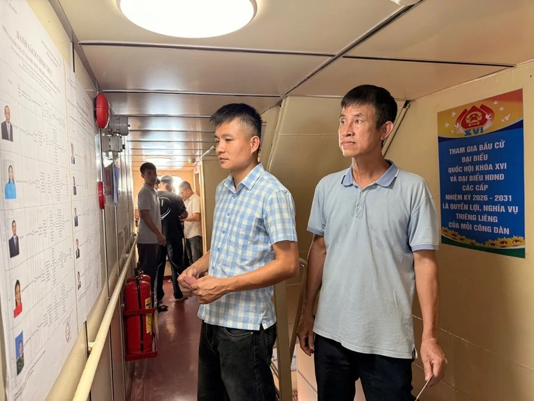 Danh sách người ứng cử đại biểu Quốc hội và đại biểu Hội đồng nhân dân được niêm yết công khai trên tàu TS-04.