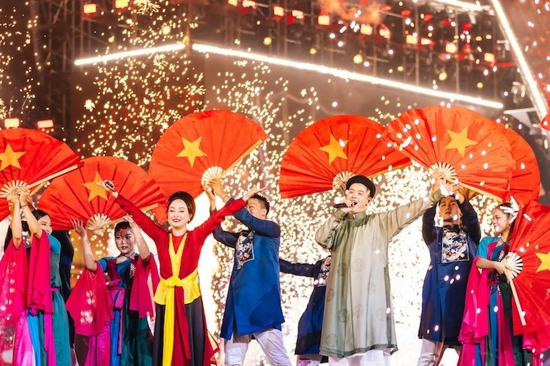 Nghệ sĩ nhân dân Thu Huyền, ca sĩ Thanh Duy cùng dàn diễn viên múa biểu diễn trong chương trình "Tổ quốc trong tim" tại Sân vận động Mỹ Đình. (Ảnh: THÀNH ĐẠT)