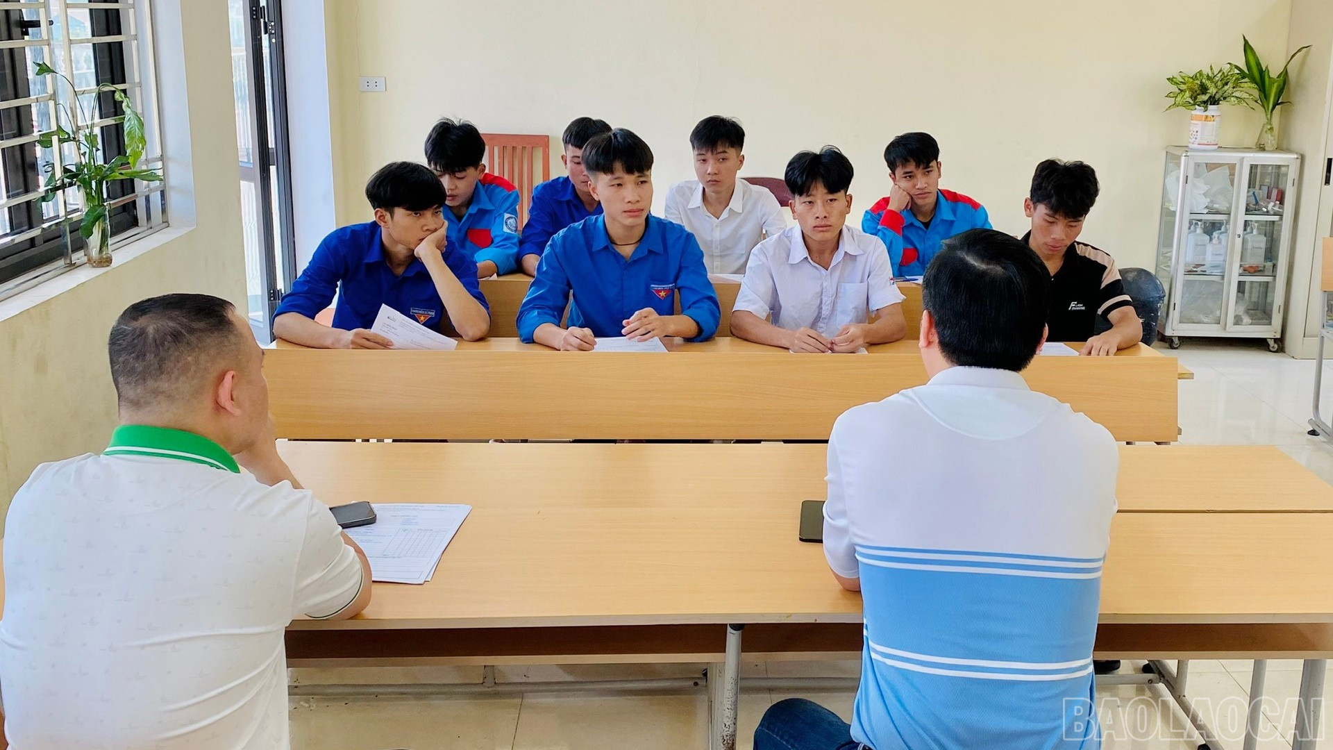 និស្សិតនៃមហាវិទ្យាល័យវិជ្ជាជីវៈ Yen Bai បានចូលរួមក្នុងកិច្ចសម្ភាសន៍សម្រាប់កម្មវិធីបណ្តុះបណ្តាលរួមគ្នាសម្រាប់វិស្វករអនុវត្តបសុពេទ្យ។ baolaocai-br_15-11-tu-van2.jpg