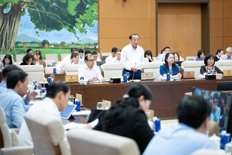 Bộ trưởng Bộ Văn hóa, Thể thao và Du lịch Nguyễn Văn Hùng trình bày Tờ trình dự thảo Luật. Bộ trưởng Bộ Văn hóa, Thể thao và Du lịch Nguyễn Văn Hùng trình bày Tờ trình dự thảo Luật.
