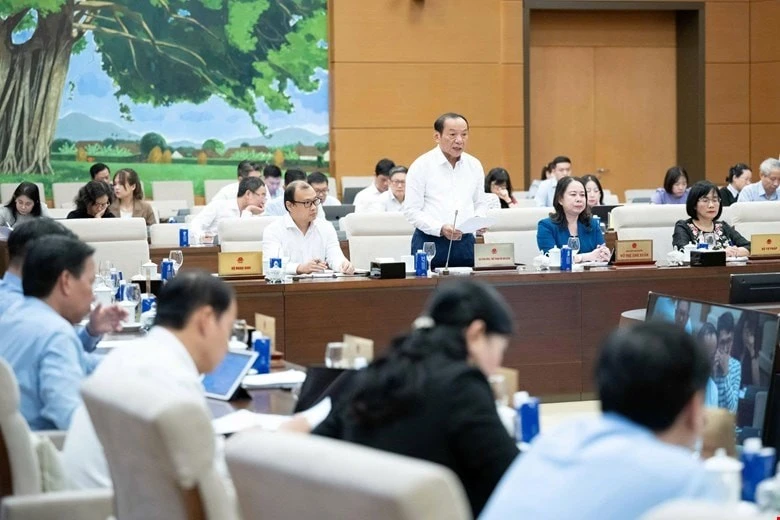 Bộ trưởng Bộ Văn hóa, Thể thao và Du lịch Nguyễn Văn Hùng trình bày Tờ trình dự thảo Luật.