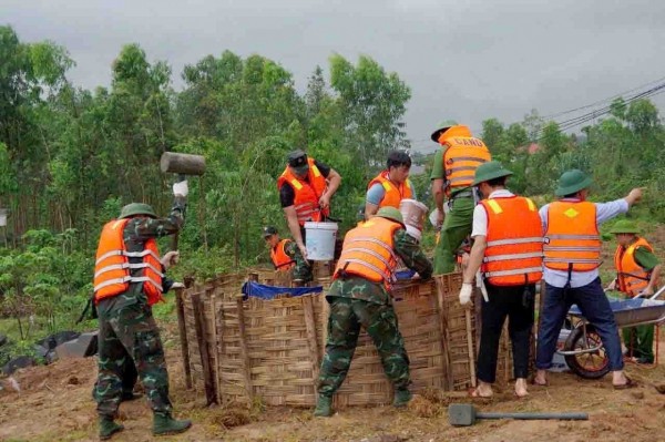 Nhiều biện pháp khôi phục, ổn định sản xuất và các hoạt động kinh tế, xã hội vùng bị ảnh hưởng được áp dụng. Trong ảnh: Luyện tập phòng thủ dân sự, ứng phó sự cố đê điều.