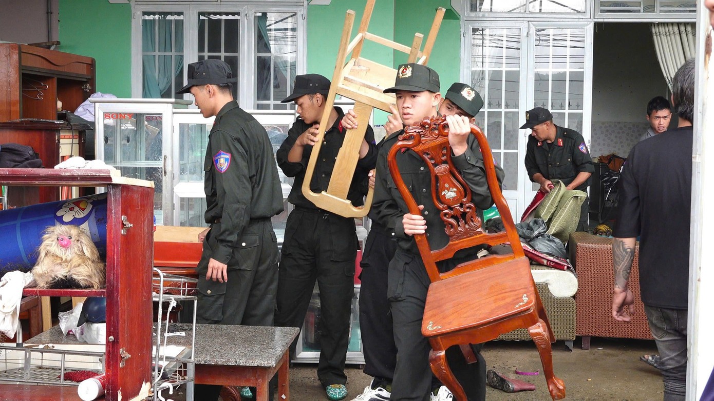 Công an tỉnh Lâm Đồng hỗ trợ di dời tài sản.