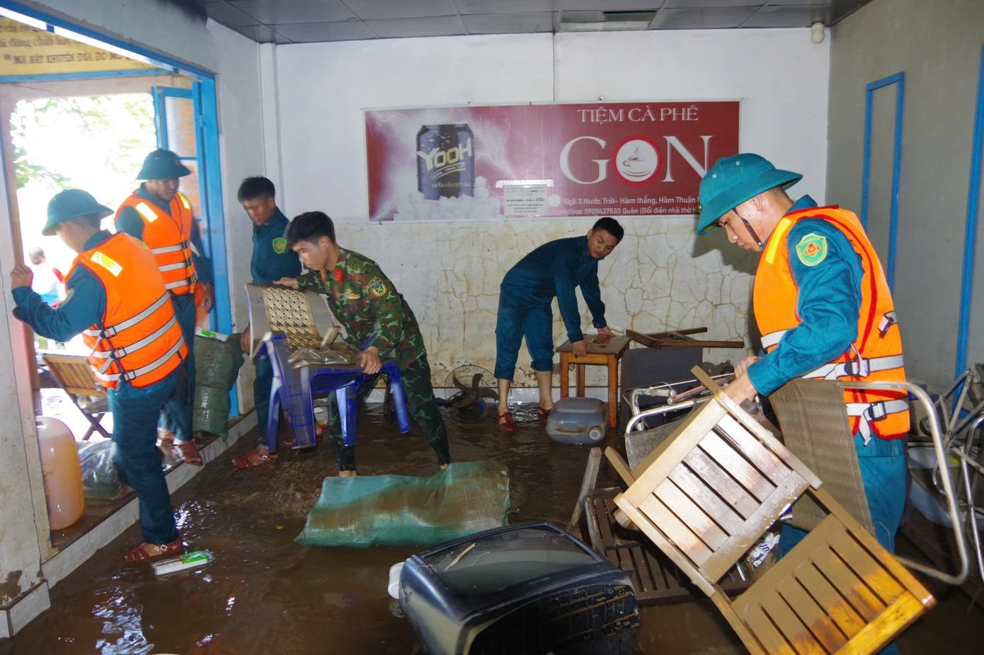 Hỗ trợ người dân dọn dẹp sau lũ.