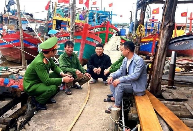 Công an xã Tiên Trang (Thanh Hóa) hướng dẫn ngư dân về công tác bầu cử.