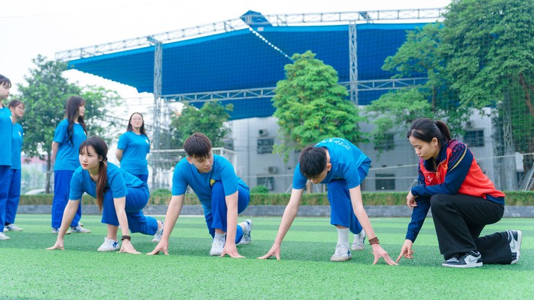 Cô giáo Thu Trang rạng rỡ, tương tác trên sân tập hoặc trong lớp cùng học sinh.