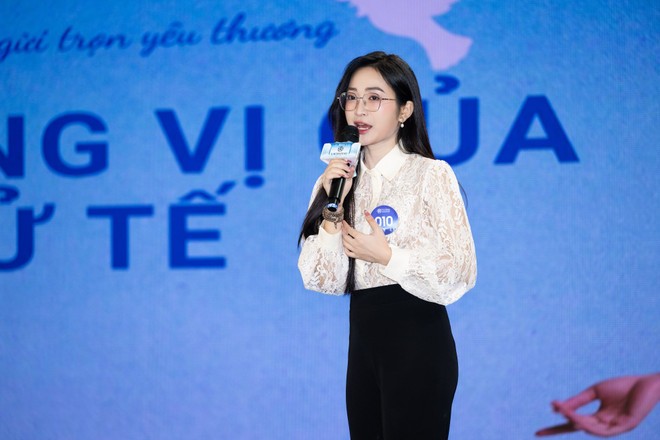 Các thí sinh trình bày trực tiếp dự án nhân ái trước hội đồng giám khảo.