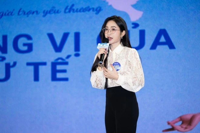 Các thí sinh trình bày trực tiếp dự án nhân ái trước hội đồng giám khảo.