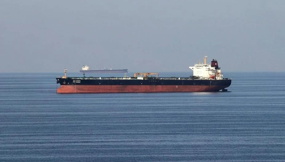 Các tàu chở dầu đi qua eo biển Hormuz.