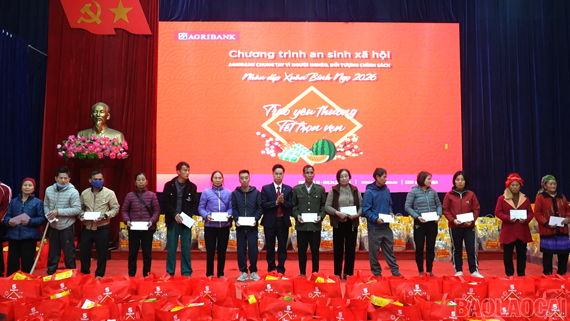 Ngân hàng Agribank trao quà cho hộ nghèo, cận nghèo và các gia đình có hoàn cảnh khó khăn.