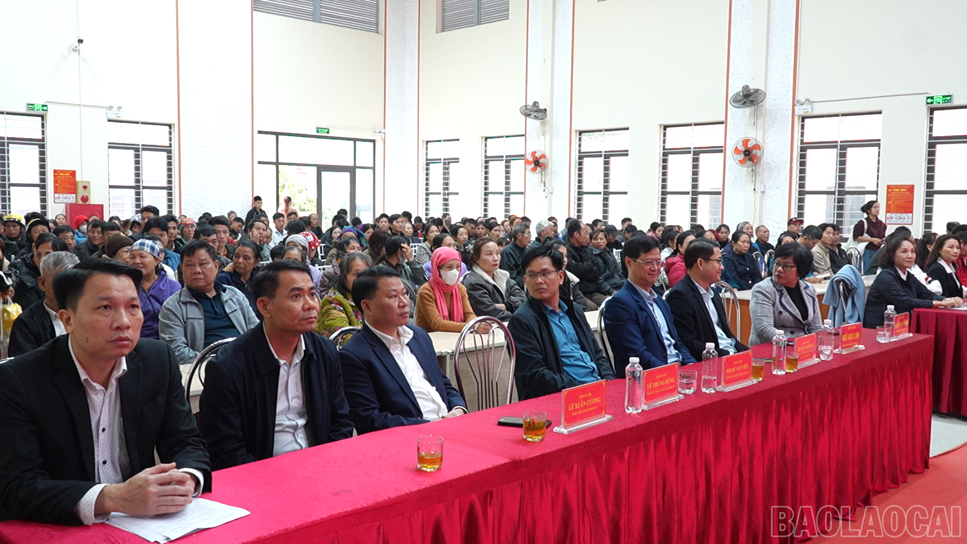 Quang cảnh buổi trao quà.