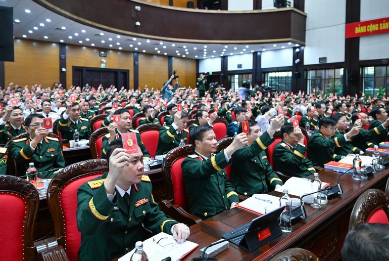 Đại biểu biểu quyết thông qua Nghị quyết Đại hội Đảng bộ Quân đội lần thứ XII, nhiệm kỳ 2025-2030. Đại biểu biểu quyết thông qua Nghị quyết Đại hội Đảng bộ Quân đội lần thứ XII, nhiệm kỳ 2025-2030.