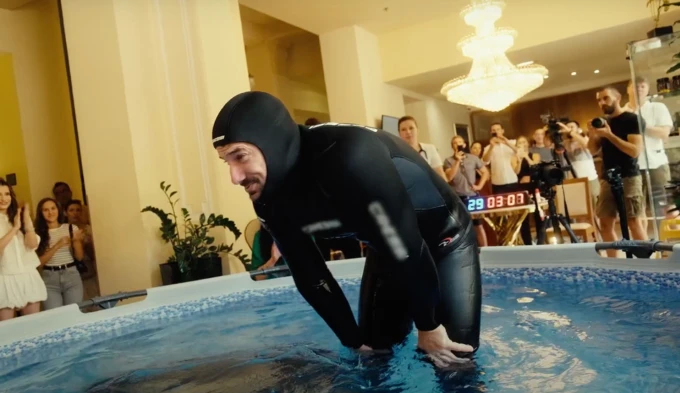 Vitomir Maricic sau khi lập kỷ lục nín thở 29 phút 3 giây dưới nước. Ảnh chụp màn hình