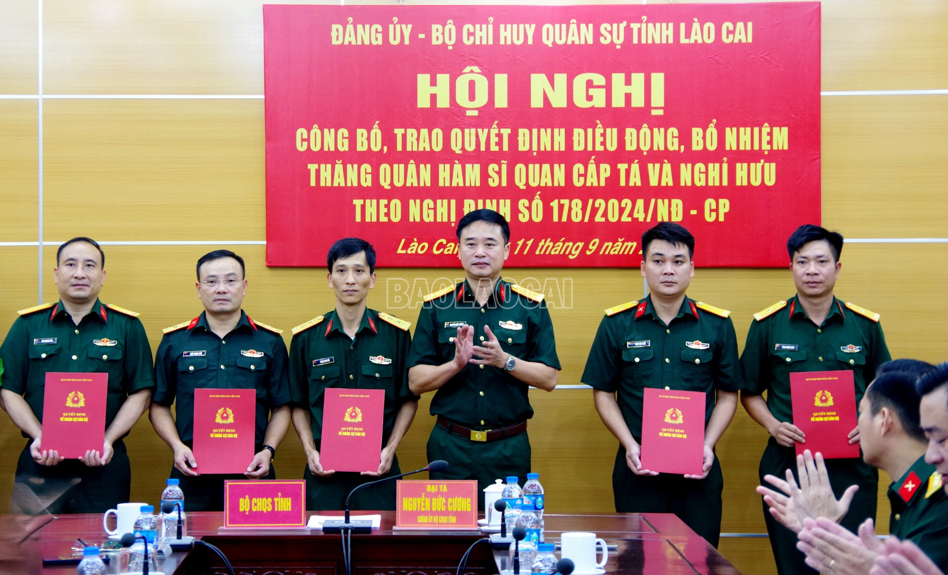 Đại tá Nguyễn Đức Cương - Chính ủy Bộ CHQS tỉnh trao các quyết định điều động, bổ nhiệm cán bộ. baolaocai-c_a2.jpg